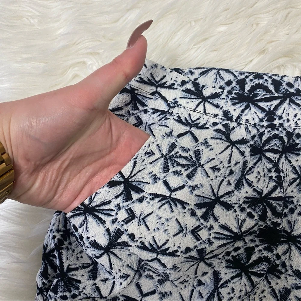 June & Hudson | Geometric Floral Print Ankle Pants Navy Blue & White Ruched Leg